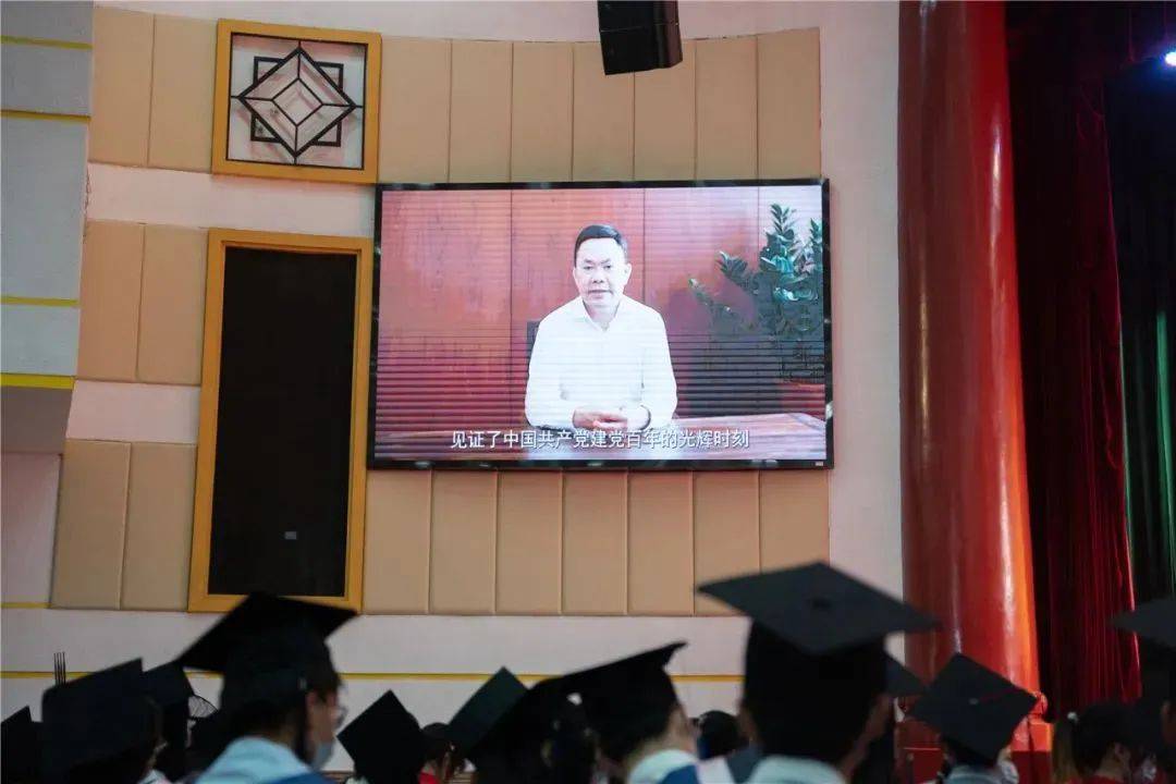 乐竞（中国）董事长庄重作为厦门大学校友代表在2022届毕业典礼上进行发言 
